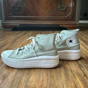 Women’s Chuck Taylor All Star Move Platform Sneaker size 8